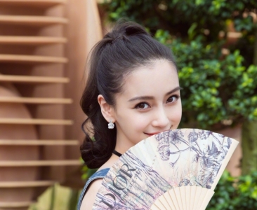 暗夜小公举Angelababy 不涂深色口红也可以玩暗黑