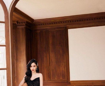 Angelababy巴黎看秀造型图 黑色V领抹胸裙波浪长发优雅时尚