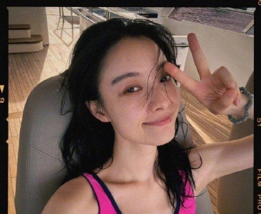 <b>倪妮晒出海六宫格自拍对镜比耶 湿发素颜皮肤状态超好</b>