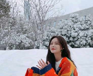 沈梦辰晒初雪美照 针织衫映衬白雪美成画报