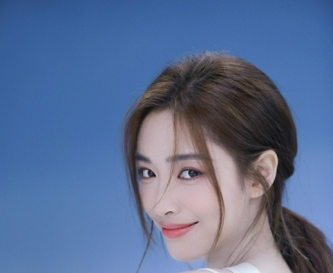 许佳琪成立工作室后首发写真 白裙回眸浅笑似仙女