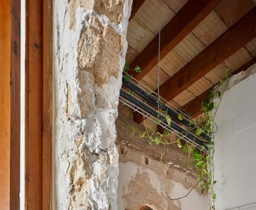 马略卡岛上重修老建筑 造门手法实在特别