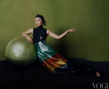 张子枫登《VOGUE》杂志银十封面 身着红色高定礼服复古梦幻